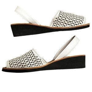 Suela del Ceuro Made in Spain White Lightweight Summer Sandals, size 8